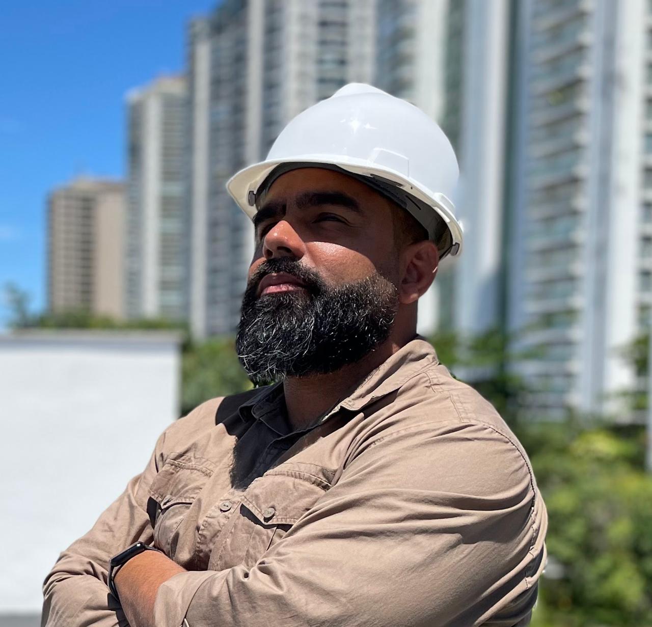 Responsável técnico da Eretz Construtora em obra residencial de alto padrão no Rio de Janeiro.